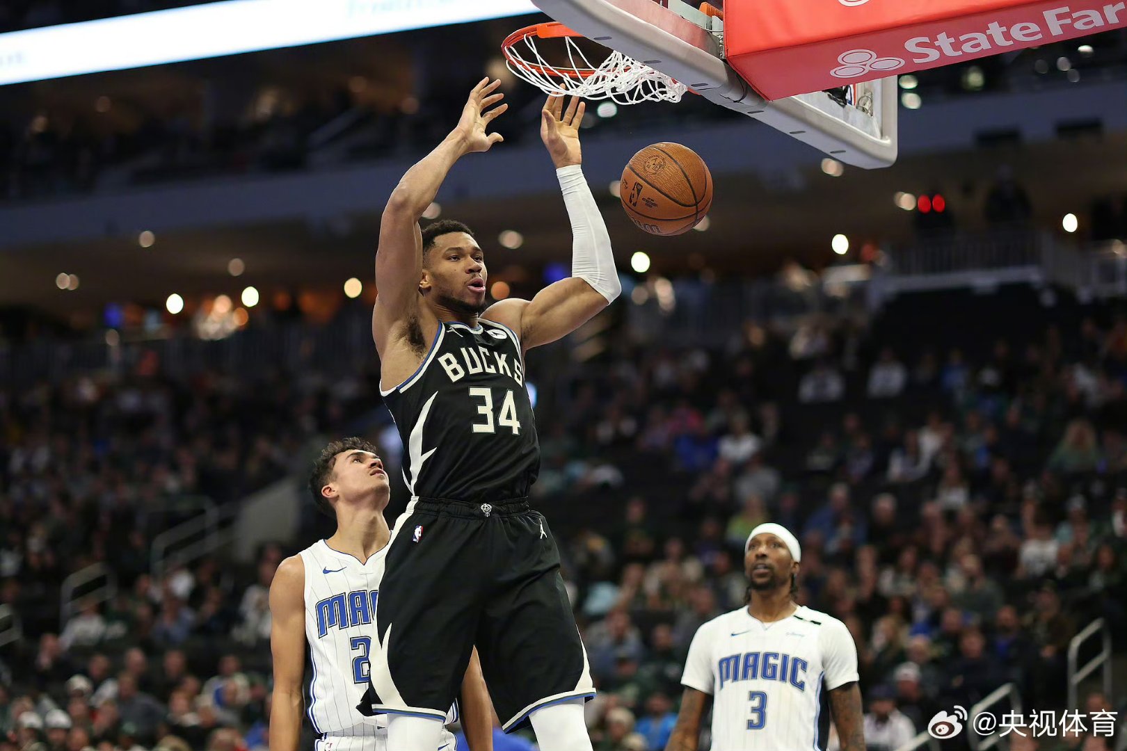 包含nba常规赛雄鹿100-128惨败猛龙巴恩斯23分阿德托昆博22分8板的词条  第1张