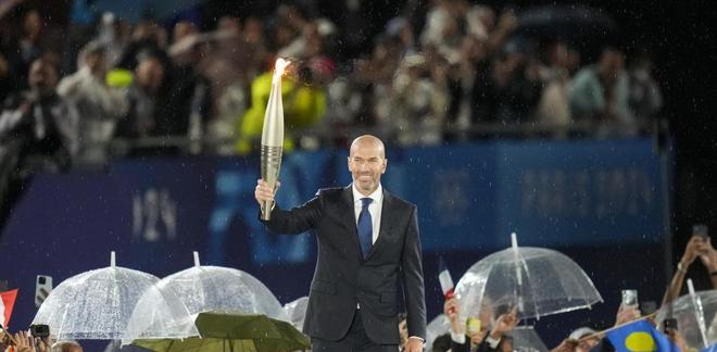 世界杯后齐达内有望接手法国队在德尚退休后回归教练席的简单介绍