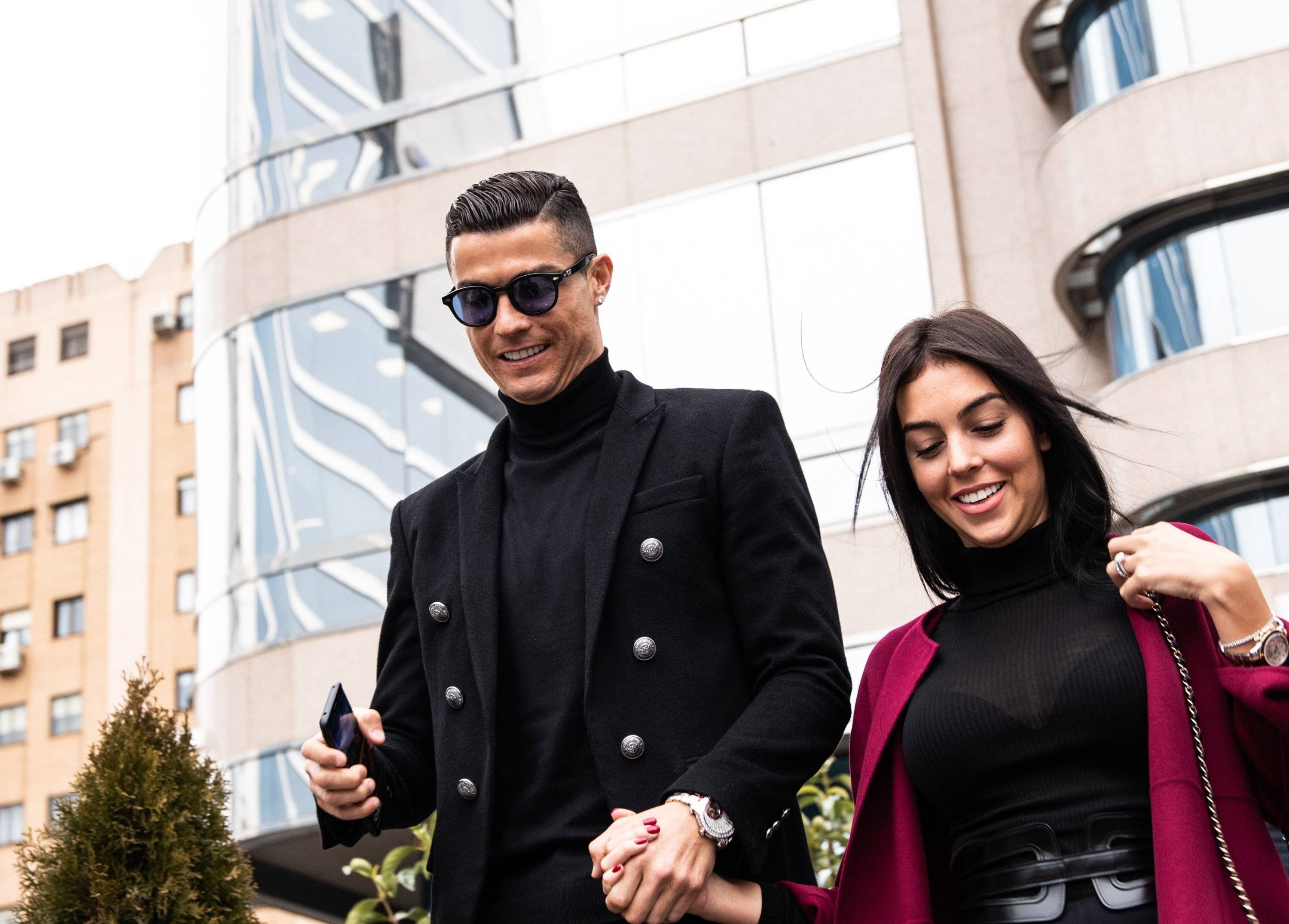 C罗求婚乔治娜成功两人已相恋9年两人已有两个孩子的简单介绍