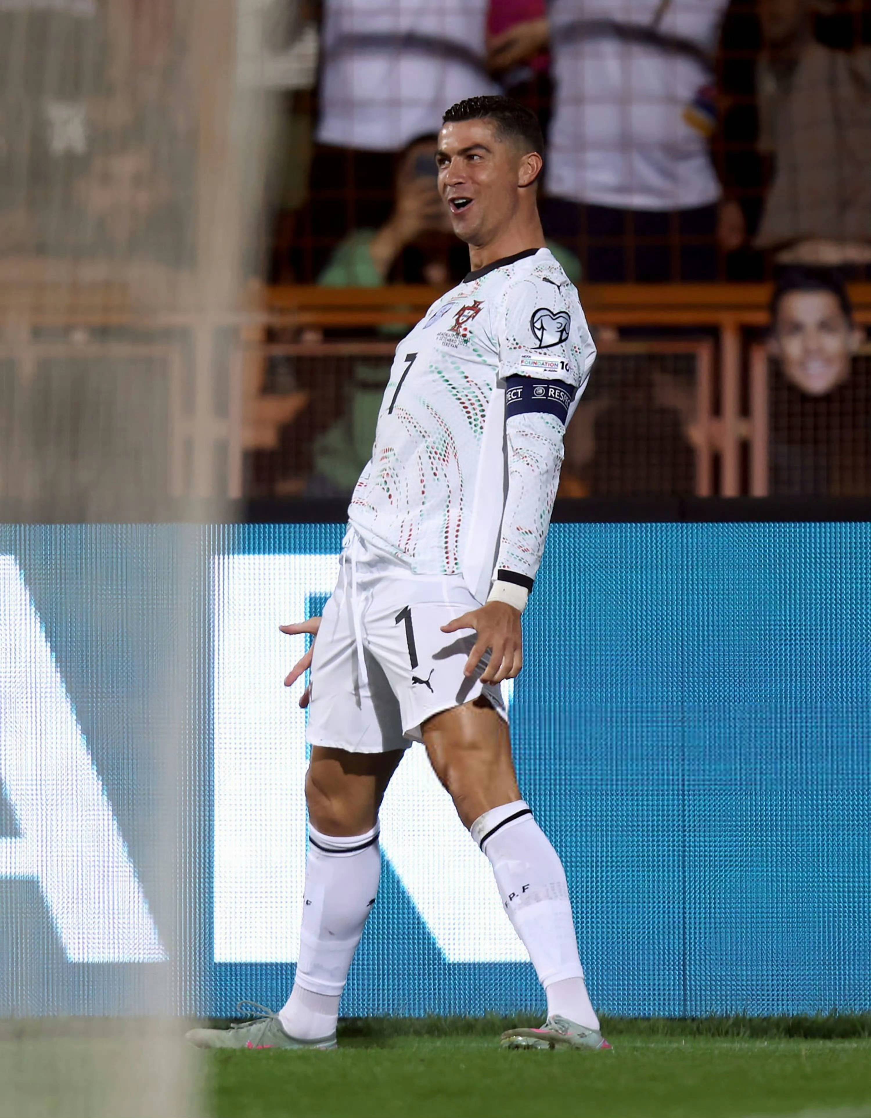 C罗以39球成为世预赛射手王已经年满40岁的简单介绍